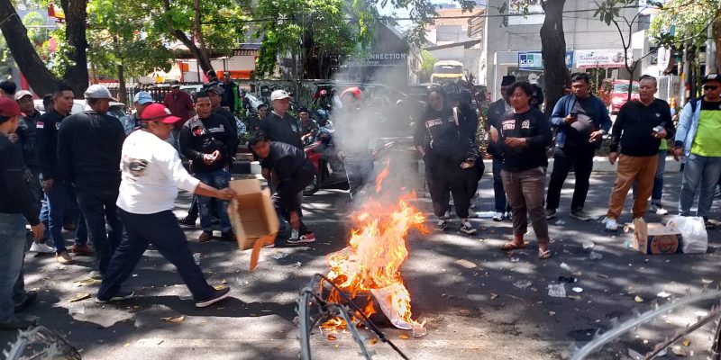 Pengadilan Negeri Surabaya Disegel Massa Berbagai Elemen Tuntut keadilan di Kota Pahlawan Ini