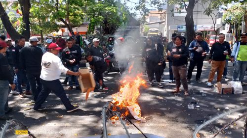 Pengadilan Negeri Surabaya Disegel Massa Berbagai Elemen Tuntut keadilan di Kota Pahlawan Ini