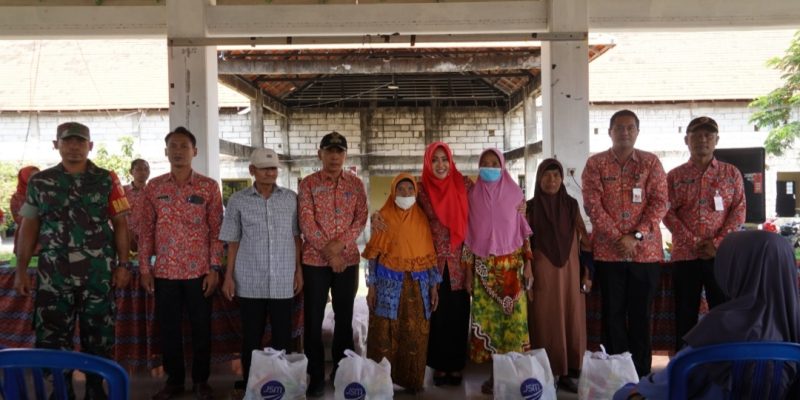Bupati Ikfina Serahkan Bantuan 550 Paket Sembako CSR PT. Jasamarga Surabaya Mojokerto