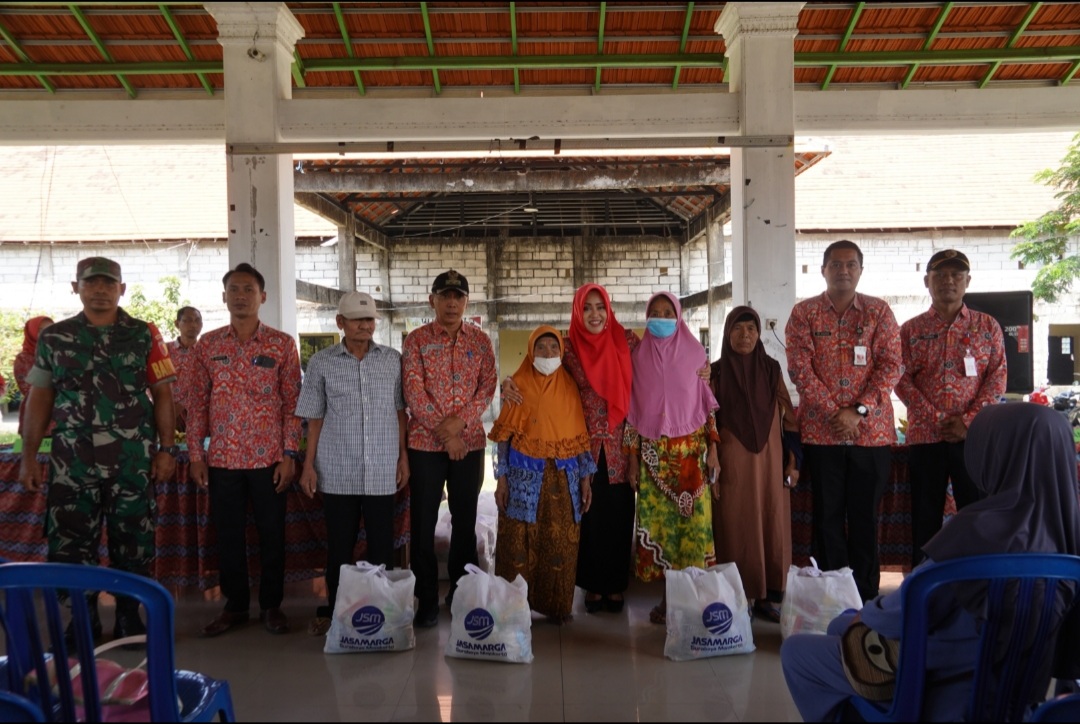 Bupati Ikfina Serahkan Bantuan 550 Paket Sembako CSR PT. Jasamarga Surabaya Mojokerto
