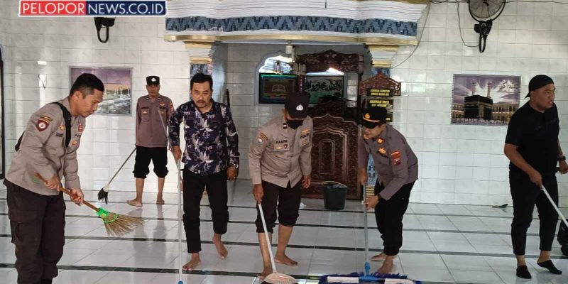 Kompak Polsek Torjun Bersama AWAS Gelar Bersih-bersih Masjid