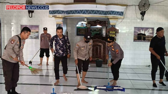 Kompak Polsek Torjun Bersama AWAS Gelar Bersih-bersih Masjid