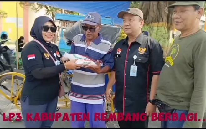 Bansos Berupa Beras Dibagikan LP3 Wujud Kepedulian Terhadap Tukang Becak Rembang.
