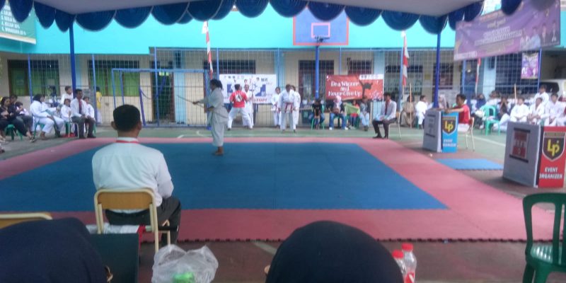 Kepala Sekolah SMK YAJ Kota Depok Idham Cholik S.Ag., S.E. Membuka Pertandingan Karate Tingkat Provinsi Jawa Barat.
