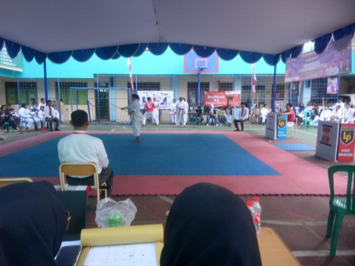 Kepala Sekolah SMK YAJ Kota Depok Idham Cholik S.Ag., S.E. Membuka Pertandingan Karate Tingkat Provinsi Jawa Barat.