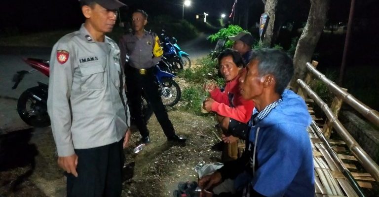Polsek Kepung Patroli Pantau Pemukiman Desa di Pos Kamling Tingkatkan Keamanan