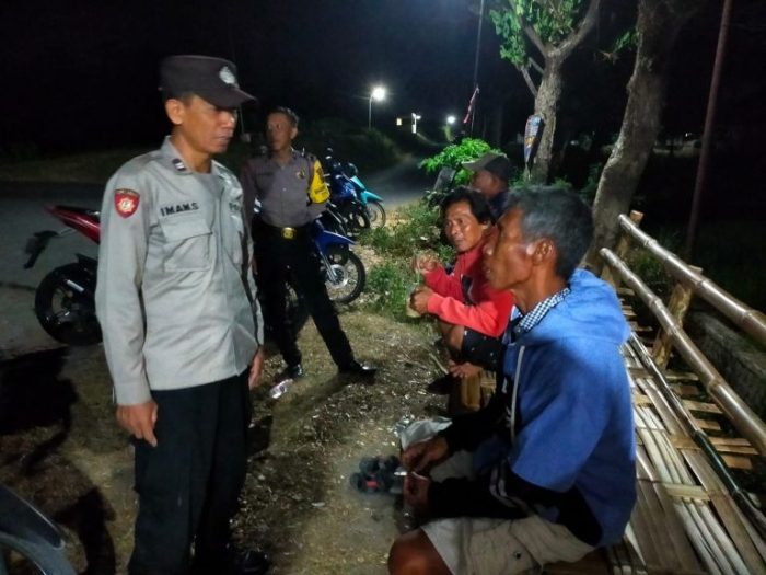 Polsek Kepung Patroli Pantau Pemukiman Desa di Pos Kamling Tingkatkan Keamanan
