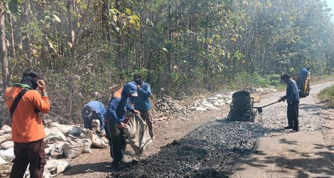 Bersama Tim URCPJ GOLENG LULEN, Dinas PUPR Kabupaten Nganjuk Laksanakan Perbaikan Jalan Berlubang