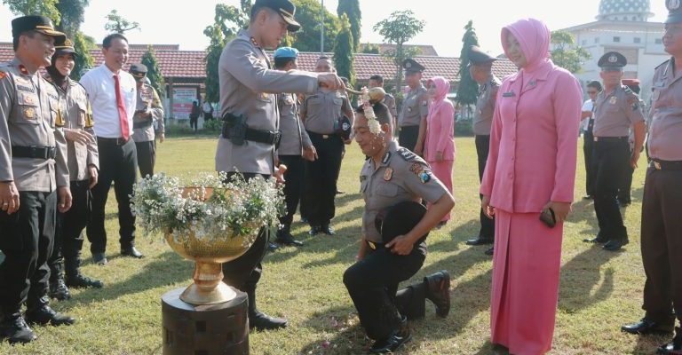 Tradisi Siram Air Kembang Warnai Kenaikan Pangkat 62 Personel Polres Jombang