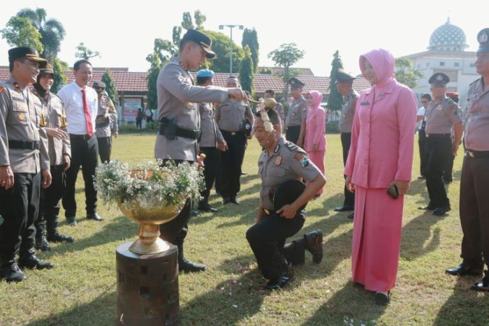 Tradisi Siram Air Kembang Warnai Kenaikan Pangkat 62 Personel Polres Jombang