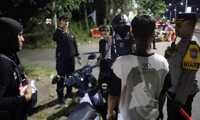 Cegah Kejahatan Malam, Polres Tanjung Perak Gelar Patroli Skala Besar