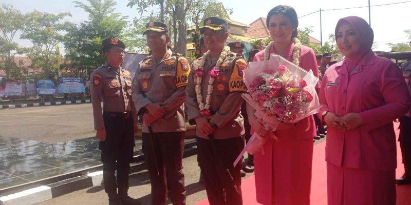 Polres Sampang Menyambut Kedatangan Kapolres Baru Dengan Tradisi Pedang Pora