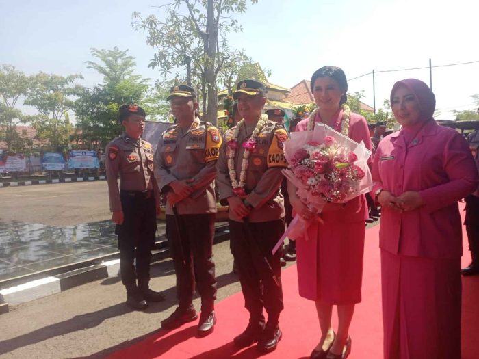 Polres Sampang Menyambut Kedatangan Kapolres Baru Dengan Tradisi Pedang Pora