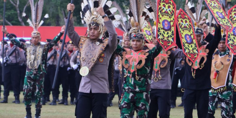 Dimeriahkan Tari Kolosal Manasai, Upacara Hari Bhayangkara ke-78 di Polda Kalteng Berlangsung Khidmad