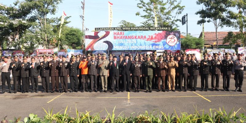 Kompol Hosna Nurhidayah Pimpin Upacara Hari Bhayangkara Ke-78 Di Polres Sampang