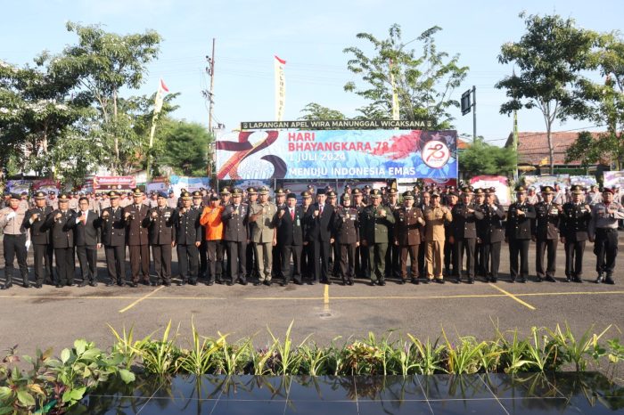 Kompol Hosna Nurhidayah Pimpin Upacara Hari Bhayangkara Ke-78 Di Polres Sampang