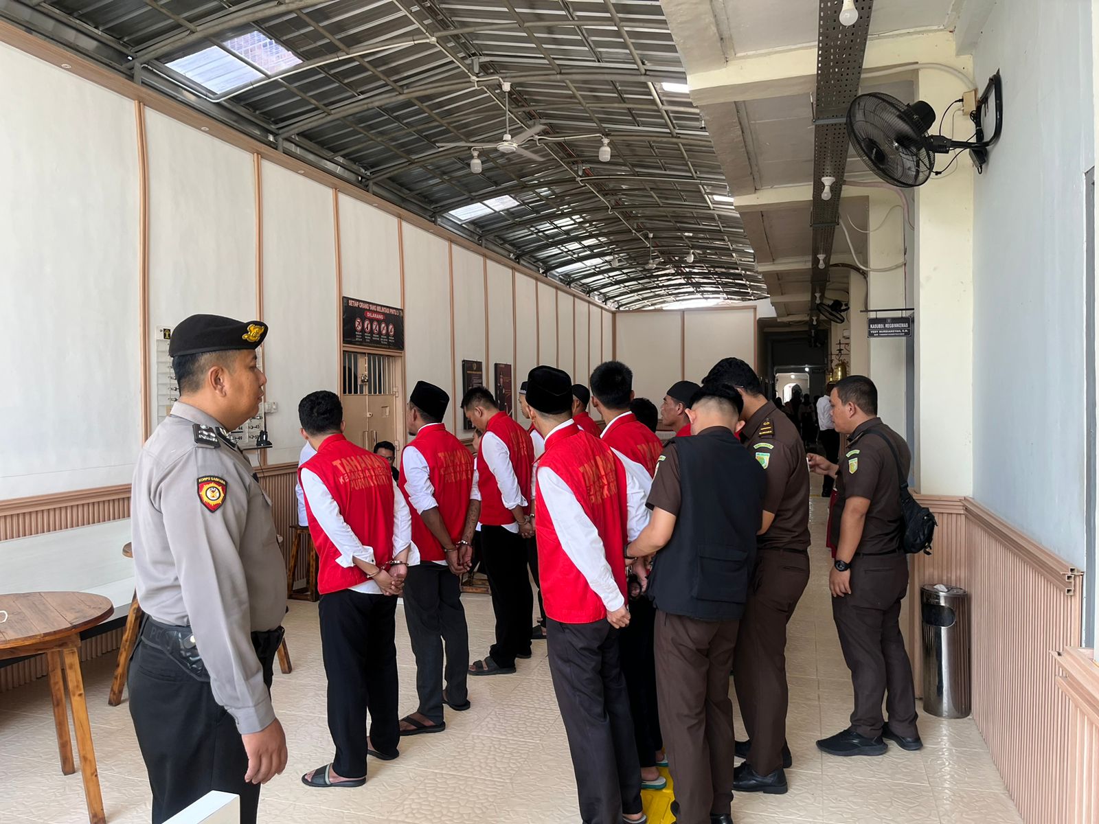 Pengawalan Tahanan Dari Lapas Ke Pengadilan Terus Dilakukan Sat Samapta Polres Purwakarta