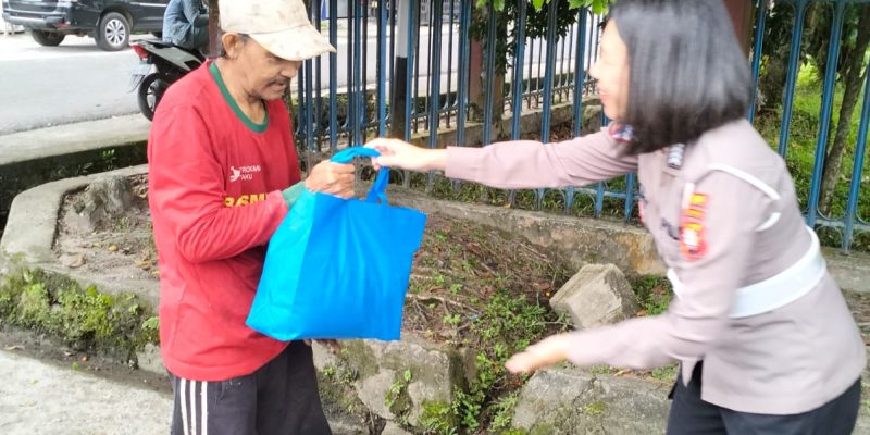 Ditlantas Polda Kalteng Bagikan 20 Paket Sembako Kepada Masyarakat