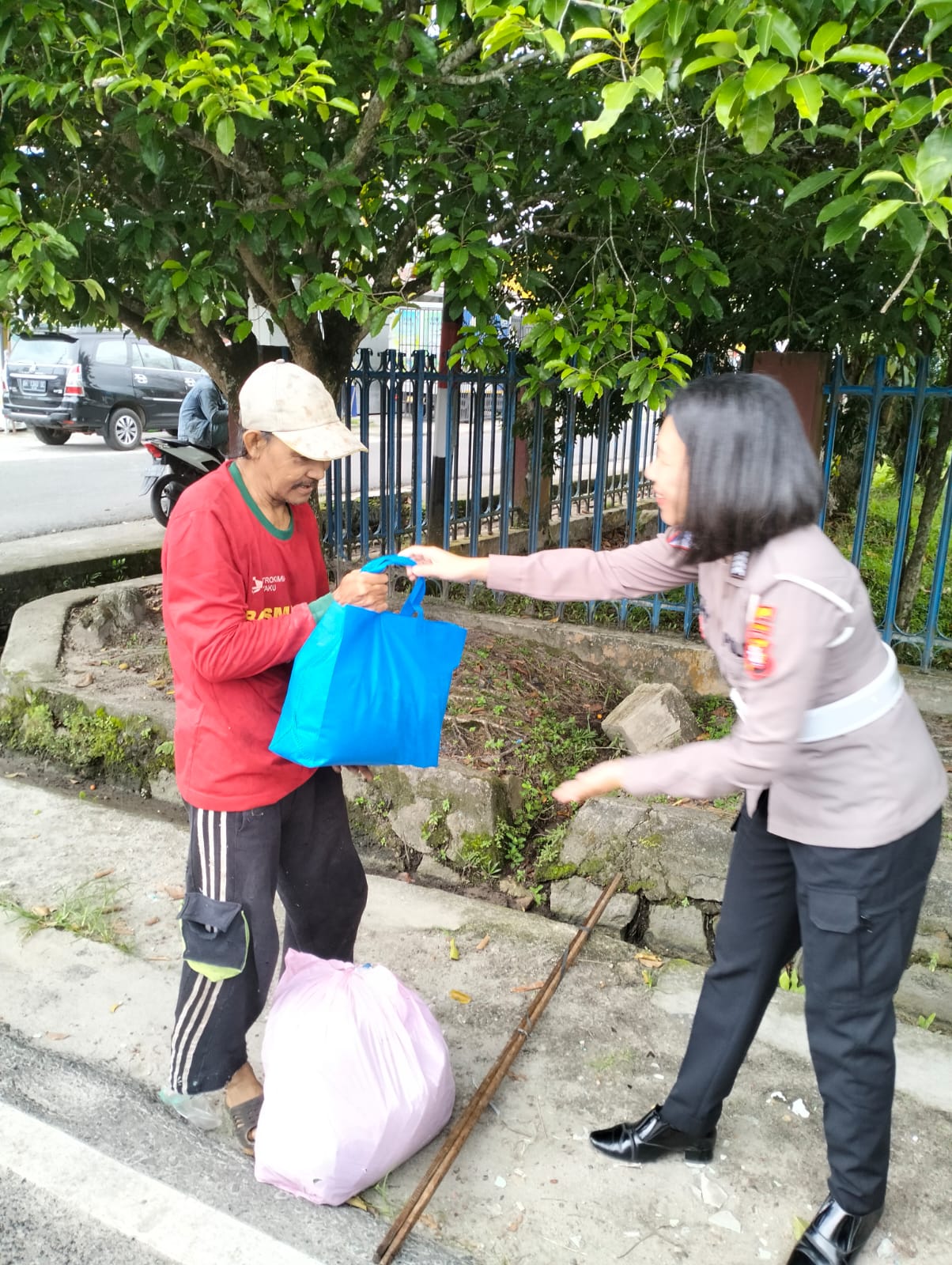 Ditlantas Polda Kalteng Bagikan 20 Paket Sembako Kepada Masyarakat