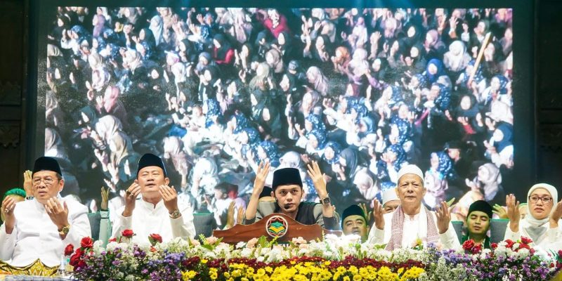 Ribuan Masyarakat Lamongan Ngaji Bareng Gus Iqdam