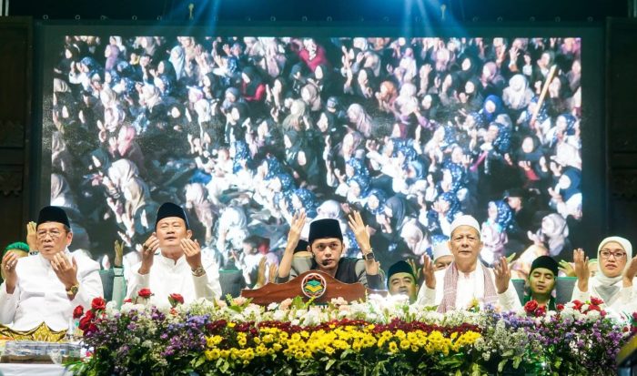 Ribuan Masyarakat Lamongan Ngaji Bareng Gus Iqdam