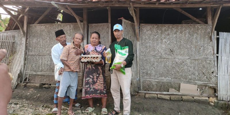 AWAS Salurkan Bantuan Untuk Warga Yang Rumahnya Nyaris Roboh
