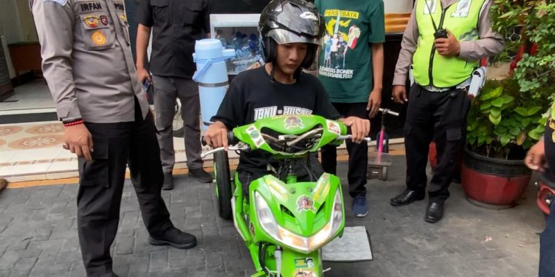 Remaja Disabilitas Sangat Senang Terima Bantuan Motor Roda Tiga Dan Modal Usaha Dari Polisi Dan Bonek