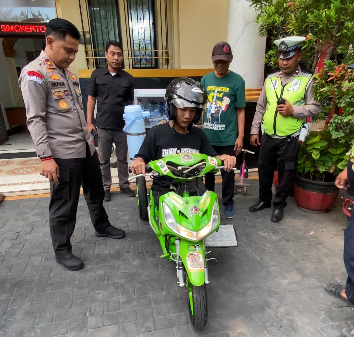 Remaja Disabilitas Sangat Senang Terima Bantuan Motor Roda Tiga Dan Modal Usaha Dari Polisi Dan Bonek