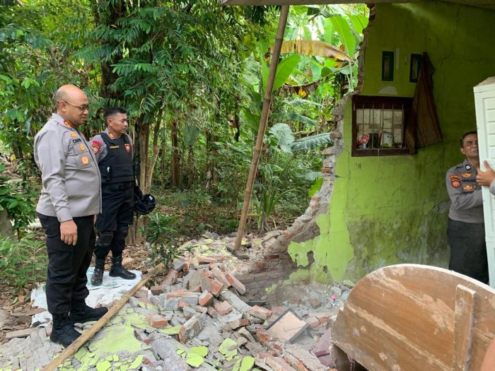 Tim Gabungan TNI/Polri dan BPBD Sigap Evakuasi Korban Gempa Batang