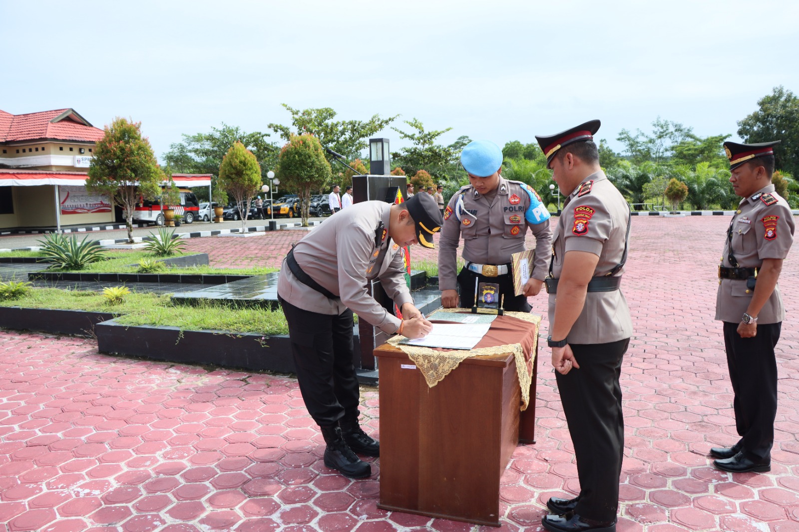 Kapolres Gumas Pimpinan Sertijab Kapolsek Manuhing, Iptu Teguh Triono Gantikan Iptu Suwardi