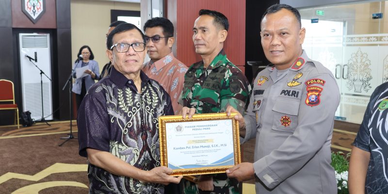 Kabidhumas Bersama 5 Kapolres Jajaran Polda Kalteng Terima Penghargaan PWI