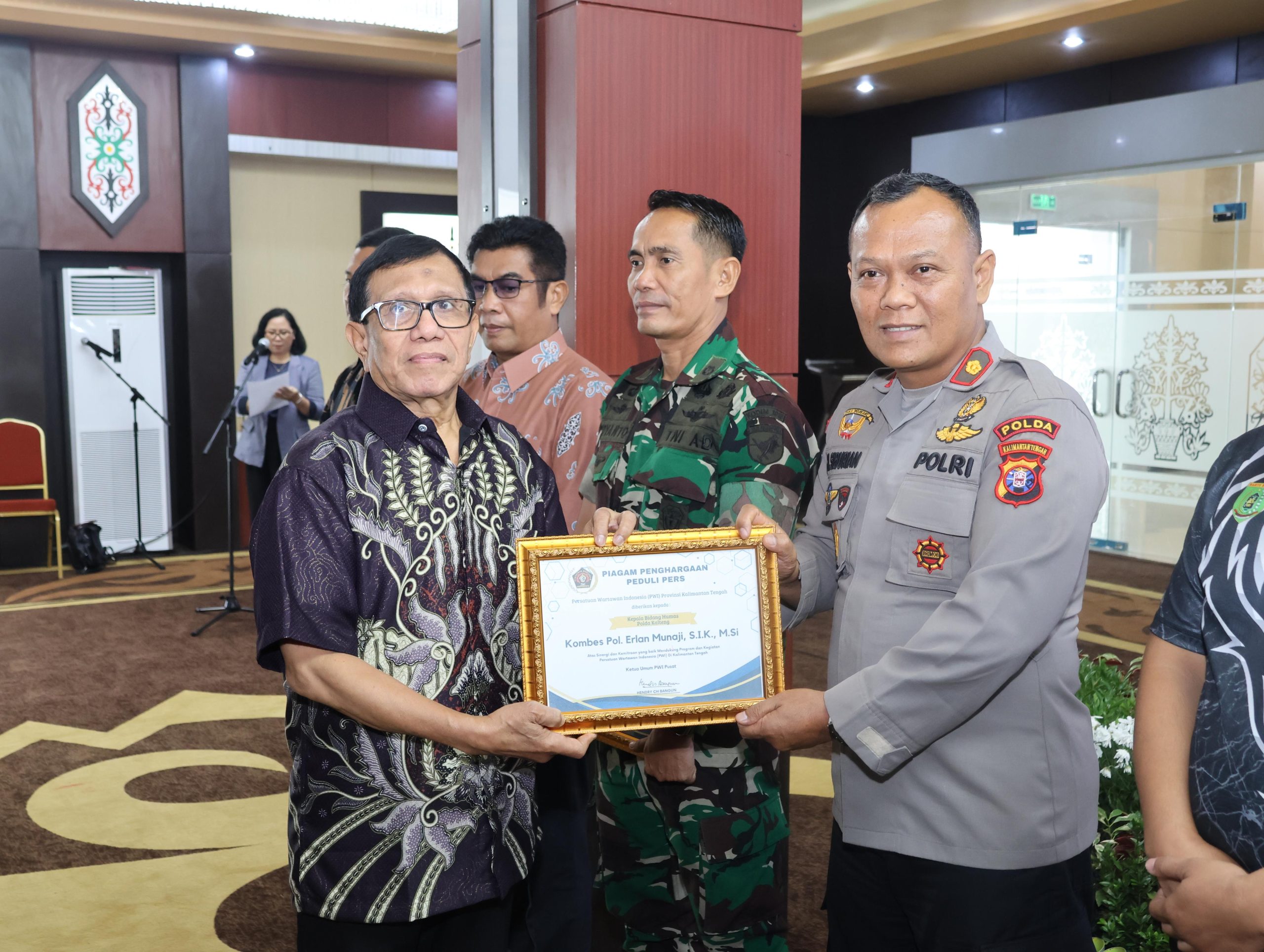Kabidhumas Bersama 5 Kapolres Jajaran Polda Kalteng Terima Penghargaan PWI