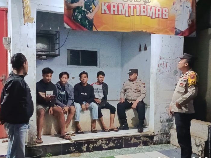 Jaga Kamtibmas, Polisi Sambangi Warga Desa Selopajang Barat