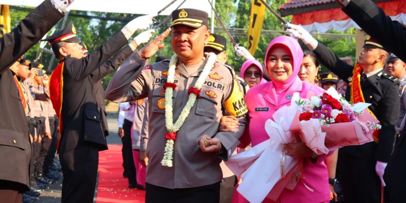 Tradisi Pedang Pora Sambut AKBP Doni Prakoso Widamanto Pejabat Baru Kapolres Pekalongan