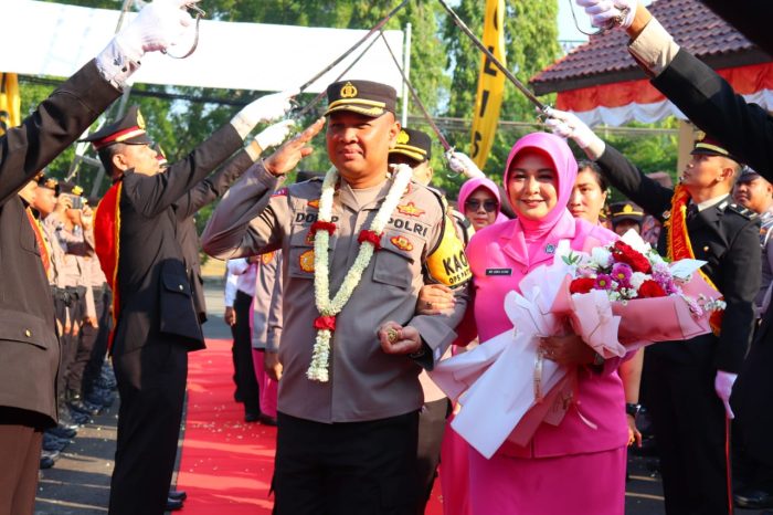 Tradisi Pedang Pora Sambut AKBP Doni Prakoso Widamanto Pejabat Baru Kapolres Pekalongan