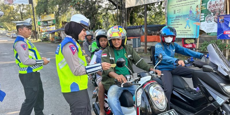 Operasi Patuh Candi 2024, Sat Lantas Polres Pekalongan Bagikan Brosur