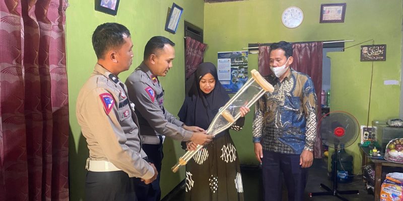 Satlantas Polres Pekalongan Berikan Dukungan Moral Serta Bantuan Kepada Korban Laka Lantas