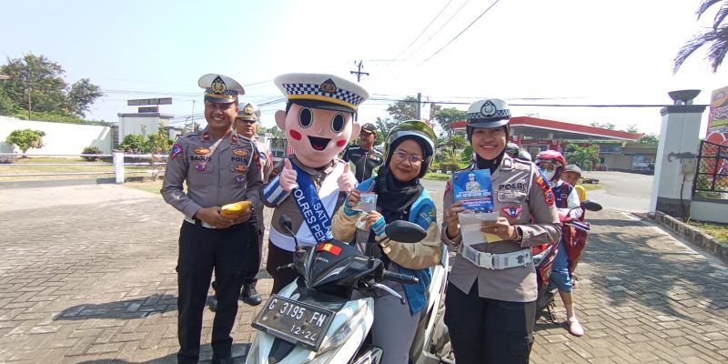 Berikan Reward, Satlantas Polres Pekalongan Sosialisasi Tertib Berlalu Lintas