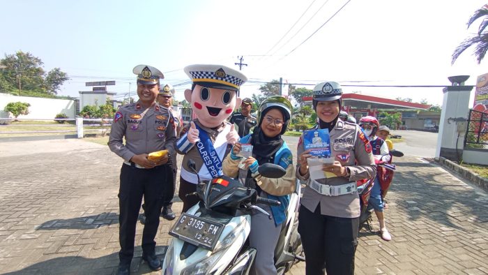 Berikan Reward, Satlantas Polres Pekalongan Sosialisasi Tertib Berlalu Lintas