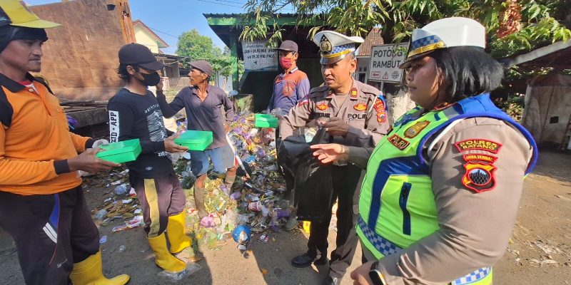 Operasi Patuh Candi 2024: Satlantas Polres Batang Bagikan Nasi Kotak dan Sosialisasikan Tertib Lalu Lintas