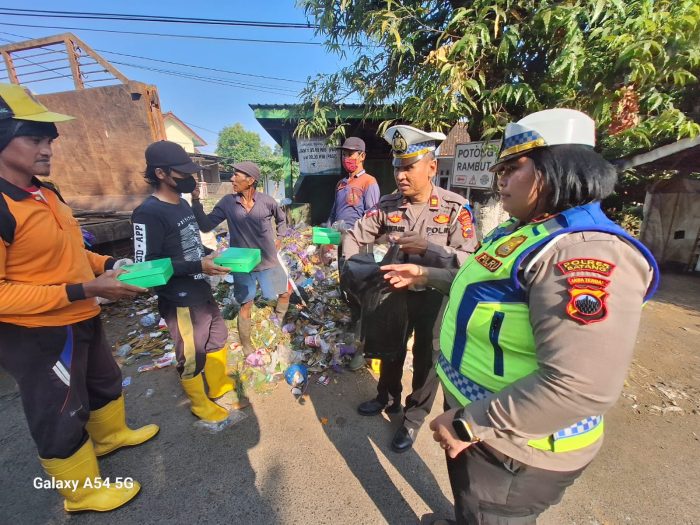 Operasi Patuh Candi 2024: Satlantas Polres Batang Bagikan Nasi Kotak dan Sosialisasikan Tertib Lalu Lintas