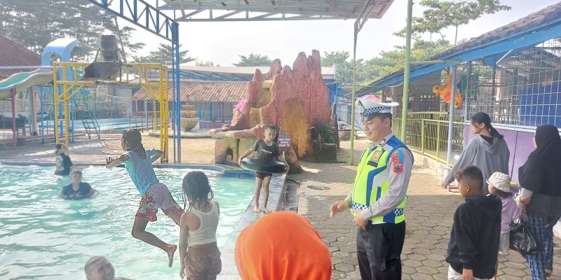Satlantas Polres Pekalongan Sosialisasikan Operasi Patuh Candi 2024 di Kolam Renang Prima Graha Wisata Karanganyar