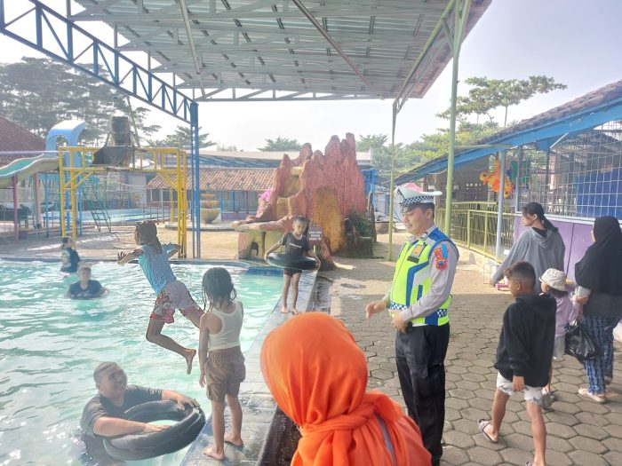 Satlantas Polres Pekalongan Sosialisasikan Operasi Patuh Candi 2024 di Kolam Renang Prima Graha Wisata Karanganyar