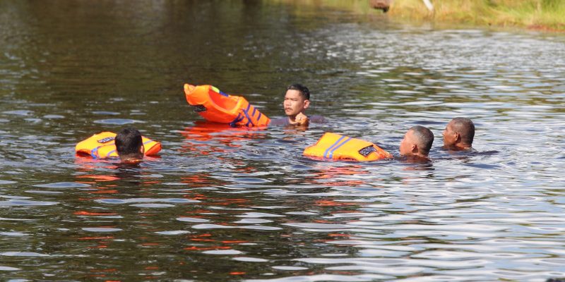 Tim SAR Brimob Kalteng dan Basarnas Evakuasi Korban Tenggelam di Danau Bekas Galian
