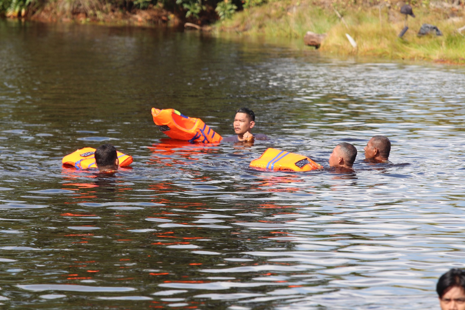 Tim SAR Brimob Kalteng dan Basarnas Evakuasi Korban Tenggelam di Danau Bekas Galian