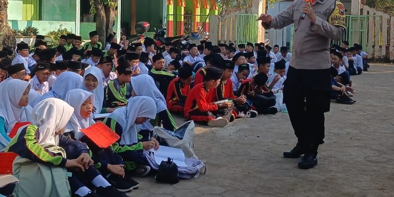 Bhabinkamtibmas Polsek Kedungwuni Berikan Materi Pencegahan Bullying dan Bahaya Narkoba Saat MPLS