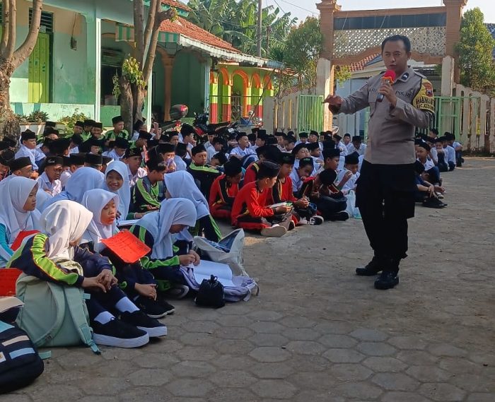 Bhabinkamtibmas Polsek Kedungwuni Berikan Materi Pencegahan Bullying dan Bahaya Narkoba Saat MPLS