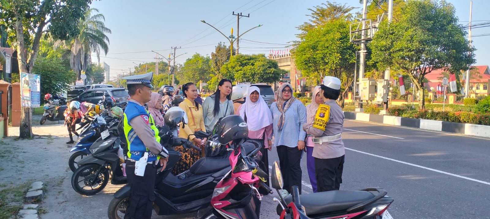 Operasi Patuh Telabang 2024, Ditlantas Gencar Sosialisasi dan Bagikan Stiker Tertib Lalu Lintas