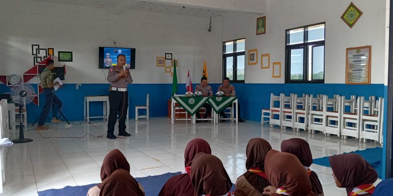 Sosialisasi Tertib Berlalu Lintas Satlantas Polres Pekalongan di SMK Muhammadiyah Kesesi