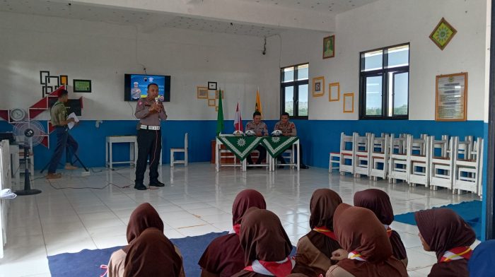 Sosialisasi Tertib Berlalu Lintas Satlantas Polres Pekalongan di SMK Muhammadiyah Kesesi